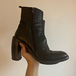 ann demeulemeester curved heel boot